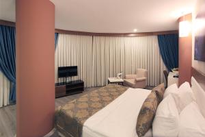 Postel nebo postele na pokoji v ubytování Forum Suite Otel