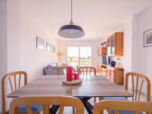 Kuchyň nebo kuchyňský kout v ubytování Apartamento en la Playa de Riells con Terraza Grande, Parking y Wifi - ES-325-2 + 23 fotografií