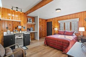 Køkken eller tekøkken på Timber Lodge #17