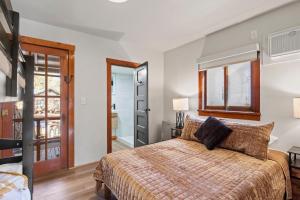 een slaapkamer met een groot bed en een badkamer bij Timber Lodge #16 in Colorado Springs +19 foto's