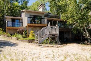 una casa grande con una escalera delante de ella en Cobblestone Waterfront cottage 4 Bedrooms, 2 Bathrooms, Sauna at Lion Head, en Lions Head
