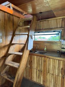 Kuchyň nebo kuchyňský kout v ubytování Zenith Himalayan Eco Studio
