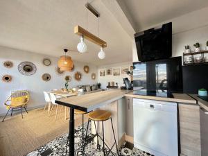 Televízia a/alebo spoločenská miestnosť v ubytovaní T3 dernier étage avec grande terrasse, parking et WIFI à Sète - FR-1-338-506