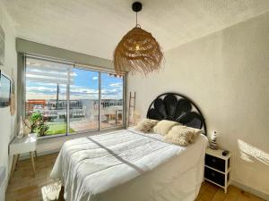 Posteľ alebo postele v izbe v ubytovaní T3 dernier étage avec grande terrasse, parking et WIFI à Sète - FR-1-338-506