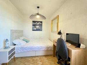 Televízia a/alebo spoločenská miestnosť v ubytovaní T3 dernier étage avec grande terrasse, parking et WIFI à Sète - FR-1-338-506