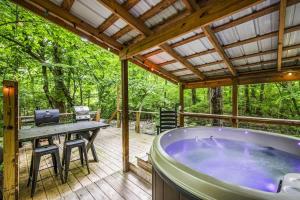un jacuzzi en una terraza en el bosque en Creekside - 7 Min to Park 20 Min to Gatlinburg, en Cosby