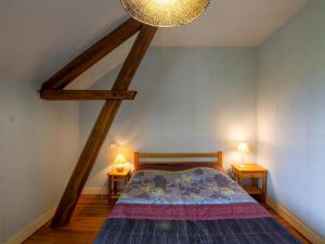 a bedroom with a bed with two nightstands and two lamps at Maison confortable avec terrasse, près de Belvès - jardin clos, BBQ, animaux acceptés - FR-1-616-20 in Bouillac +5 photos