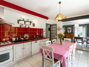 Кухня или мини-кухня в Maison avec piscine privée, 3 chambres et jardin fleuri, proche de Sarlat et des sites touristiques. - FR-1-616-179
