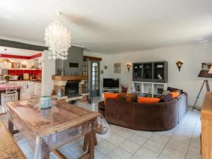 Телевизор и/или развлекательный центр в Maison avec piscine privée, 3 chambres et jardin fleuri, proche de Sarlat et des sites touristiques. - FR-1-616-179