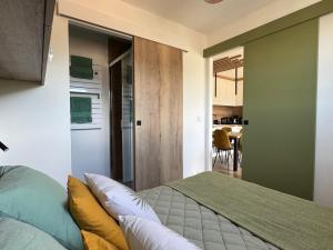 Postel nebo postele na pokoji v ubytování Superbe Type 2 rénové 2025, climatisé, parking à Aix-les-Bains - FR-1-555-116