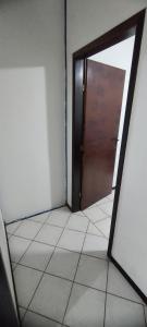 ジョインヴィレにあるQuarto em casa de famíliaのタイルフロアの部屋の鏡
