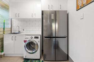 Top End Lifestyle 3BR home with large yard and pool的厨房或小厨房