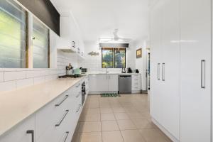 Top End Lifestyle 3BR home with large yard and pool的厨房或小厨房