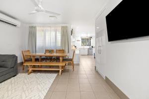JingiliTop End Lifestyle 3BR home with large yard and pool的带桌子和电视的客厅