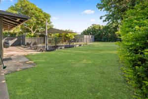 Top End Lifestyle 3BR home with large yard and pool外面的花园
