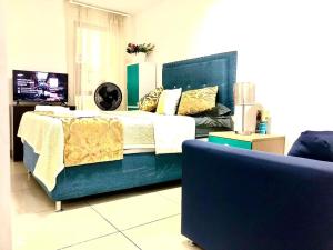 a bedroom with a bed and a couch at Best location in Medellin close to unicentro in Medellín