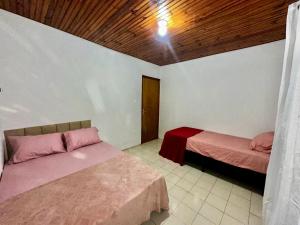 Rúm í herbergi á Casa em Condominio no Centro para 6 pessoas