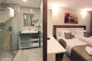 Koupelna v ubytování Forum Suite Otel