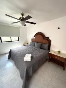 a bedroom with a bed and a ceiling fan at Casa alado de la playa in Cancún
