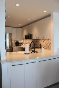 Una cocina con gabinetes blancos y encimera. en Relaxing Galveston Oceanfront Escape With Heated Pool, en Galveston 34 fotos más