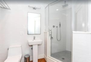 ein weißes Badezimmer mit Dusche und Waschbecken in der Unterkunft Historic Renovated Sun-drenched Ptown House in Provincetown + 22 Fotos