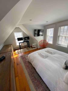 ein Schlafzimmer mit einem großen Bett im Dachgeschoss in der Unterkunft Historic Renovated Sun-drenched Ptown House in Provincetown