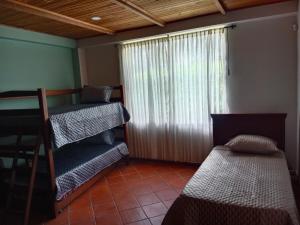 Ένα ή περισσότερα κρεβάτια σε δωμάτιο στο Casa grizzly +23 φωτογραφίες