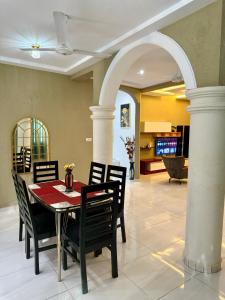 a dining room with a table and chairs at Nanani Luxury Villa in Kumasi +41 photos