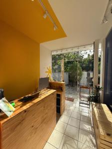 若昂佩索阿LumeHostel的办公室,桌子上装有笔记本电脑