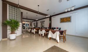 a long dining room with tables and chairs at Hotel Sierra Viva in Cajamarca
