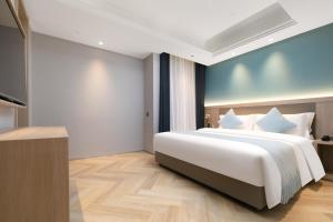 Voodi või voodid majutusasutuse Ramada by Wyndham Wuhan Wangjiawan toas