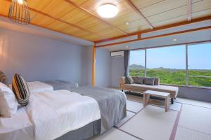 Postel nebo postele na pokoji v ubytování Ooedo Onsen Monogatari Premium Iseshima