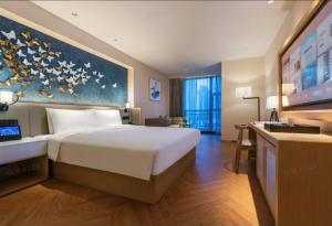 Xi 'an North Railway Station Municipal Government Orange Crystal Hotel客房内的一张或多张床位