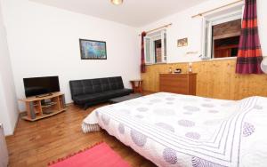 1 dormitorio con 1 cama y TV de pantalla plana en Studio Pupa, en Rovinj