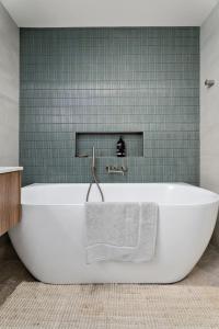 Ένα μπάνιο στο Modern Coastal 4 Bedroom house in paradise, walk to beach and rockpools, large yard +40 φωτογραφίες