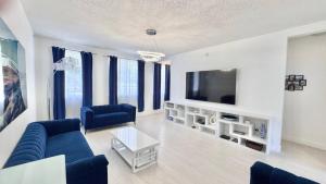 TV a/nebo společenská místnost v ubytování Sunny Townhome Near Ocean – Walk to Sand in 5 min!