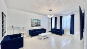 Posezení v ubytování Sunny Townhome Near Ocean – Walk to Sand in 5 min!