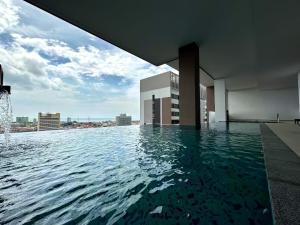 una piscina sul tetto di un edificio di Premier Condo The Apple mordern a Malacca
