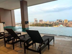una camera con sedie e vista sull'acqua di Premier Condo The Apple mordern a Malacca