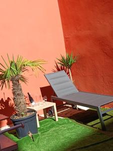 una mesa de picnic y una mesa con una maceta en Very quiet 2-person studio with a hot tub, en Villeurbanne