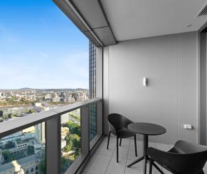 Queen's Wharf Residences的阳台或露台