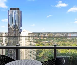 Queen's Wharf Residences的阳台或露台