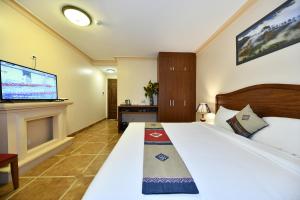 Postel nebo postele na pokoji v ubytování Sapa Symphony Hotel