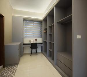 a walk in closet with a desk and a window at 芙若蕥居 in Qingshui