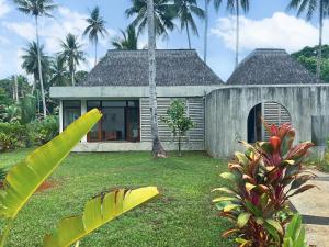a house with a palm tree in front of it at Julita Boutique Villas in Burgos