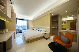 a hotel room with a bed and a chair at 芙若蕥居 in Qingshui