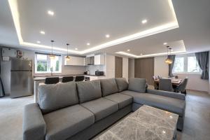 ein Wohnzimmer mit Couch und Küche in der Unterkunft Siam Royal View Private Pool Villa by PSR in Ko Chang