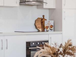 Η κουζίνα ή μικρή κουζίνα στο Lower Lvl Boyd- Sunny Coastal Home - Pet Friendly