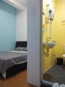 Bilik mandi di Moon Eleven Hostel Near Klia & Klia2