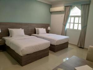 Postel nebo postele na pokoji v ubytování Sovereign Hotel - Marriage Certificate Required